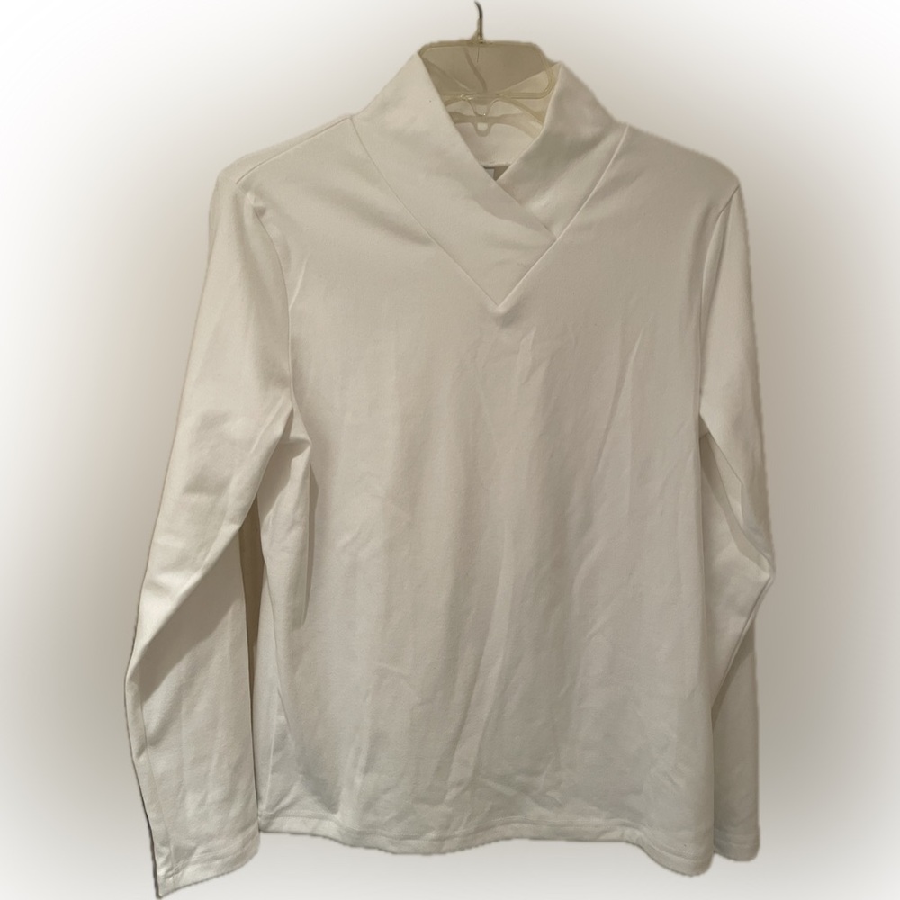 Women’s white long sleeveve pullover